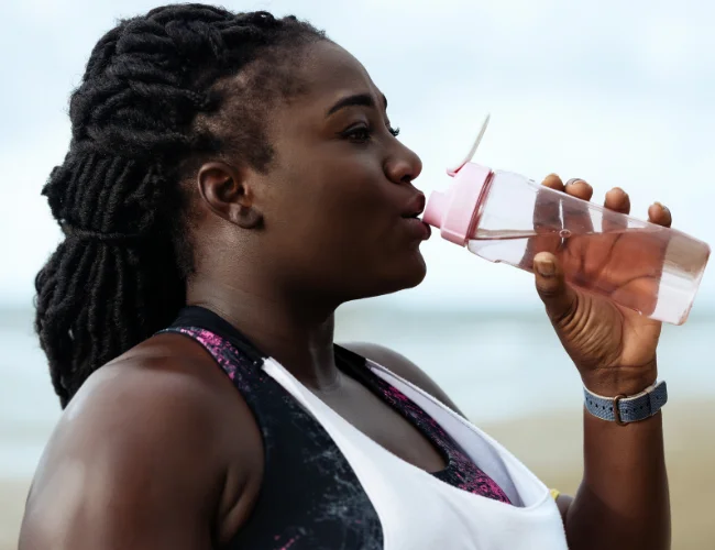 beber água frequentemente e optar por alimentos mais nutritivos